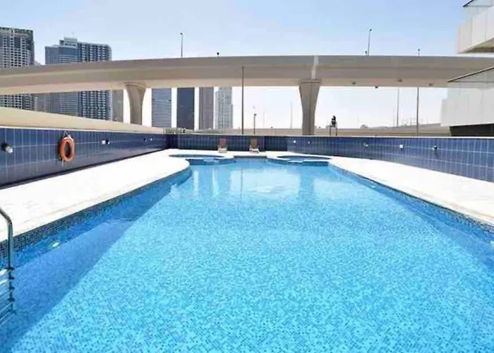 One Bedroom Apartment In Dubai Marina Near Blue Water